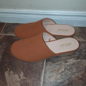 Aerie clogs